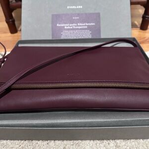 Everlane Burgundy Leather Crossbody Bag
Made in Spain